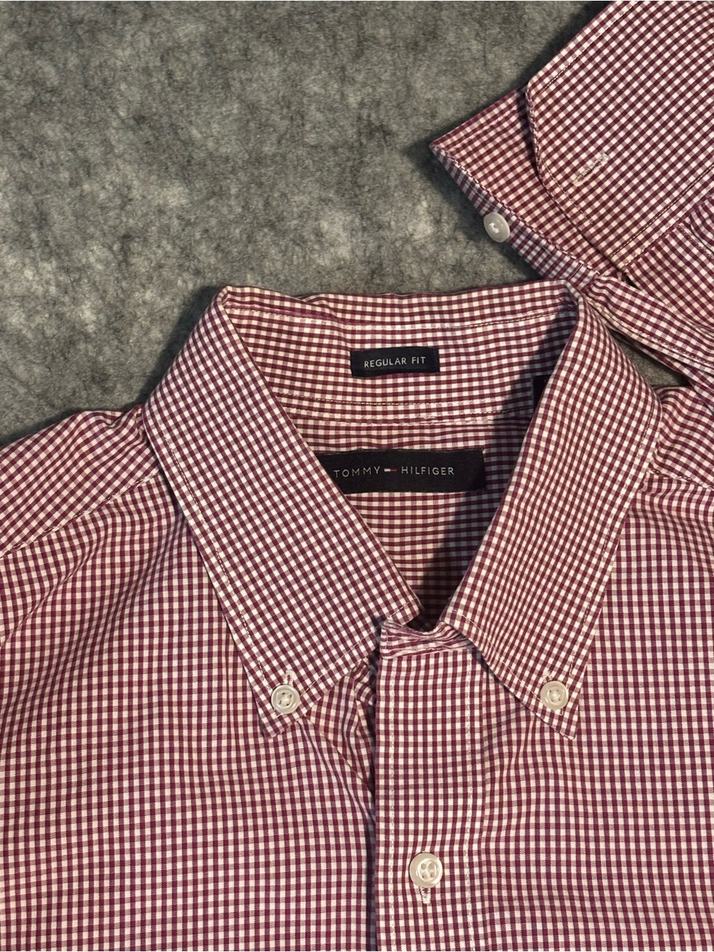 Tommy Hilfiger Dress Shirt Mens L 18.5 Burgundy White Gingham 34/35 Button-Down